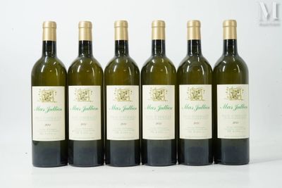 six bouteilles de vin sont alignées sur une table