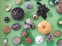 Un lot de boutons de diverses matière, majoritairement à déc… (photo 3)