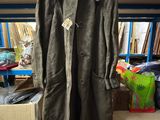 un manteau accroché à un porte-manteau dans une pièce