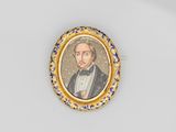 un portrait en or et émail représentant un homme en smoking