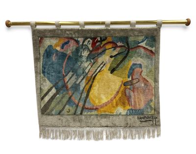 une image représentant une tapisserie accrochée à un mur et sur laquelle figure un tableau