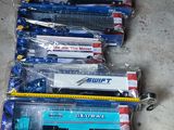 tout un tas de petits trains miniatures de toutes sortes dans des sachets en plastique