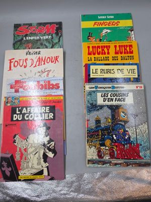 trois livres sont posés sur une table les uns à côté des autres