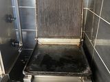 un barbecue posé dans un coin de la cuisine
