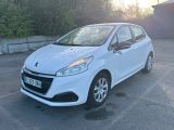 la petite voiture blanche est garée dans le parking