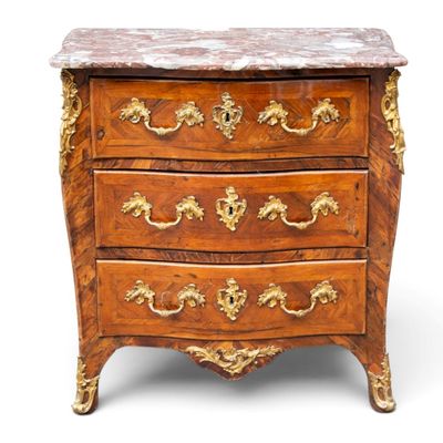 TRAVAIL DU XVIIIE Commode galbée Louis XV