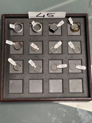 une photo d'une vitrine contenant de nombreuses bagues différentes