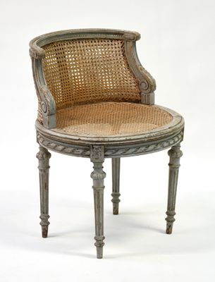 une image représentant une chaise en bois et en osier sur fond blanc