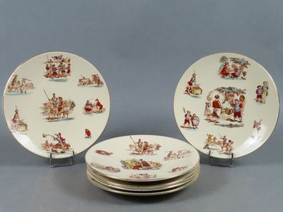 trois assiettes à motifs différents posées sur une table