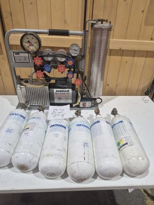 une table sur laquelle se trouvent plusieurs cylindres et une pompe à eau