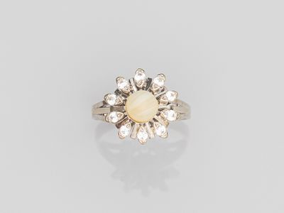 une bague sertie d'un oplite et d'un cluster de diamants