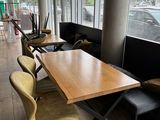 des tables et des chaises dans un restaurant avec vue sur la ville
