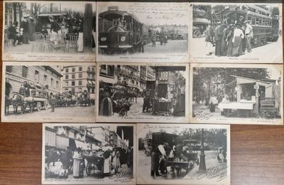 plusieurs vieilles photographies en noir et blanc de personnes et de véhicules sur une table