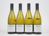 trois bouteilles de vin blanc posées les unes à côté des autres sur une table