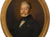 portrait d'un homme en costume noir tenant une rose rouge