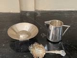 une tasse et une soucoupe argentées posées sur un plan de travail noir