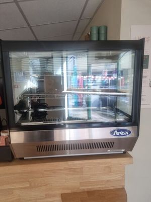 une image d'une vitrine dans un magasin