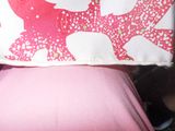 une femme tenant un sac à main rose orné d'un motif de chat