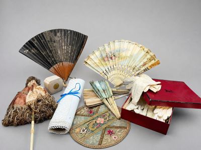 de nombreux types d'éventails et d'autres objets sur la table