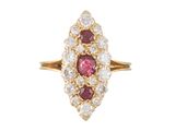 gros plan d'une bague en diamant et rubis sur fond blanc