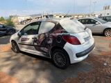 une voiture sur laquelle a été peinte une image