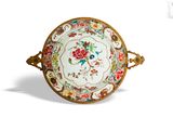 une assiette avec des fleurs posée sur une table