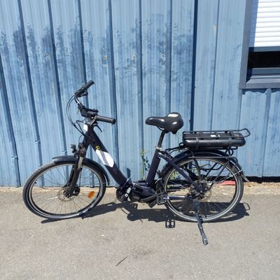un vélo garé devant un immeuble bleu