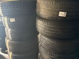plusieurs pneus empilés les uns sur les autres dans un entrepôt