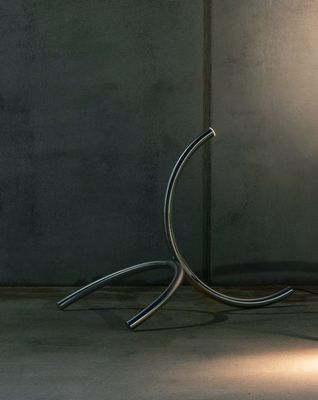 une lampe posée sur une table près d'un mur