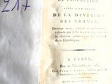 un bout de papier posé sur la table, sur lequel est accrochée une étiquette de prix