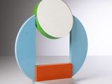 une sculpture bleue et orange avec un cercle blanc au milieu