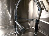 un évier muni d'un robinet et auquel est fixé un robinet