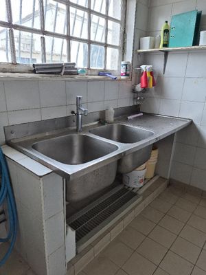 deux éviers dans une cuisine, avec une fenêtre en arrière-plan