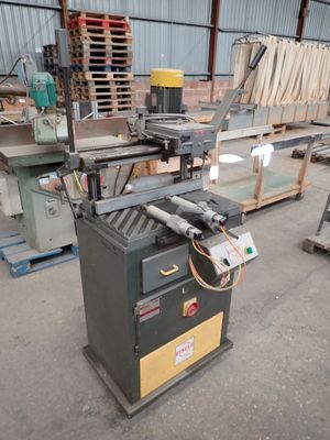 l'image d'une machine installée dans un entrepôt