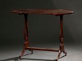 une table ovale en acajou, avec des pieds tournés et un plateau en bois