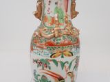 un vase orné d'un oiseau et de fleurs
