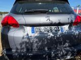 une voiture argentée garée sur le bord de la route