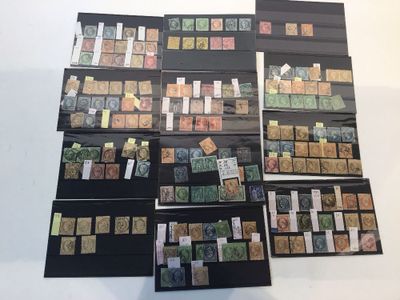 de nombreux types de timbres différents exposés sur une table