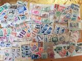 de nombreux types de timbres sur la table