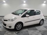 une photo d'une Toyota Yaris blanche garée dans un garage