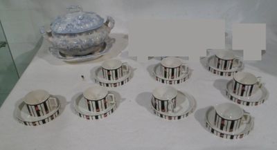 de nombreuses tasses et soucoupes posées sur une table, avec une théière