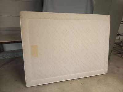un matelas posé à même le sol dans la chambre