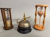 trois types différents de sabliers posés sur une table