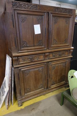 un grand meuble en bois au milieu d'une pièce