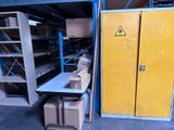 une porte jaune située à côté de quelques cartons