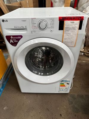 une machine à laver posée sur le sol