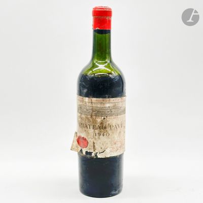 une vieille bouteille de vin rouge avec une étiquette dessus