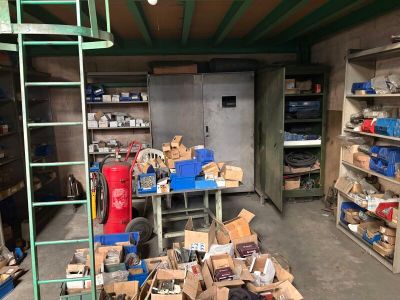 une pièce remplie de nombreuses boîtes et d'une échelle