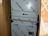 une pile de réfrigérateurs dans un carton, dans une pièce