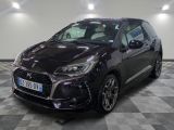 la voiture noire est garée sur un sol en damier dans le garage